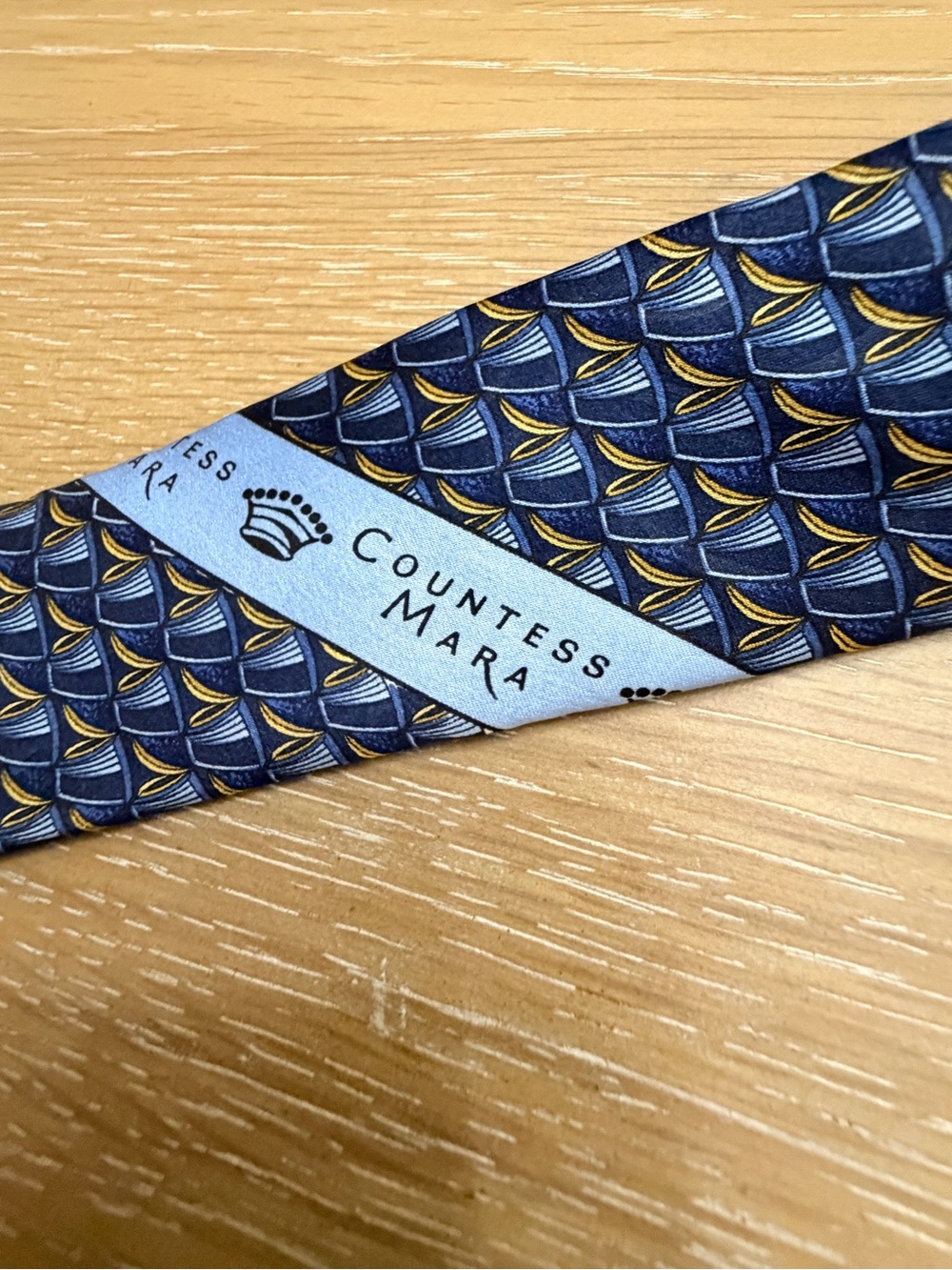Classic Blue Patterned Silk Tie with Subtle Gold Motif - Picture 5 of 6